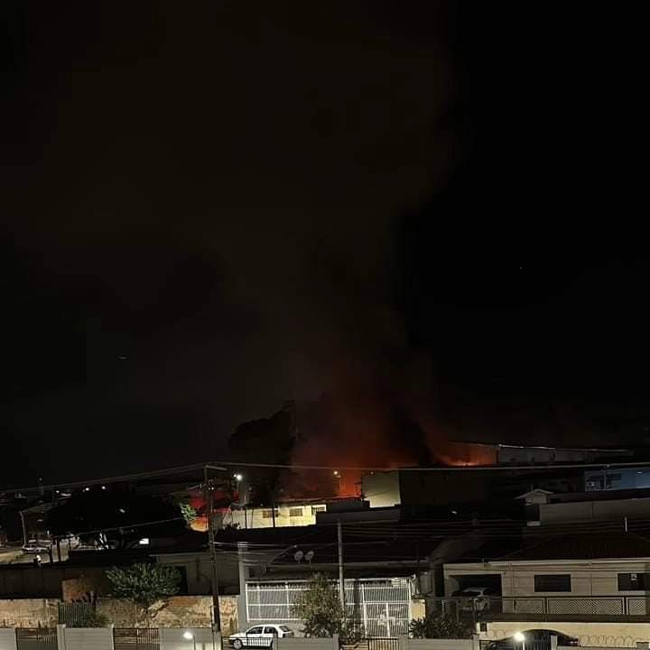 Foto 4 de 4 — Incêndio destrói depósito de supermercado no Melhado